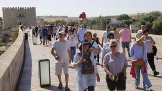 Los idiomas y los acentos se funden en las calles de Córdoba en el puente de agosto