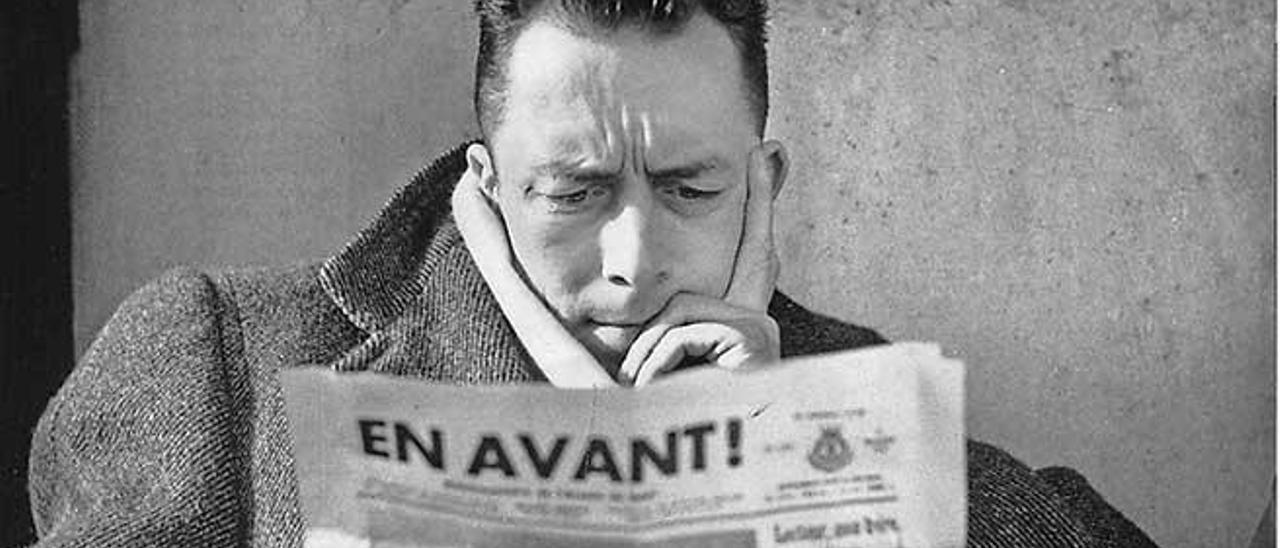 Albert Camus, leyendo un periódico.