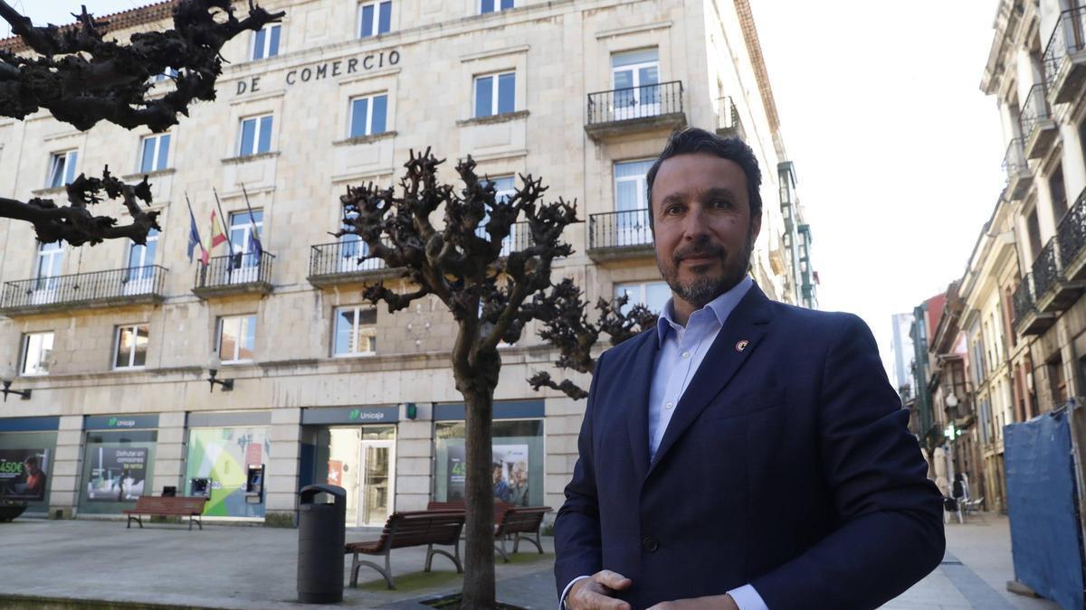 Daniel González, en la plaza de Camposagrado, sede de la Cámara de Comercio de Avilés.