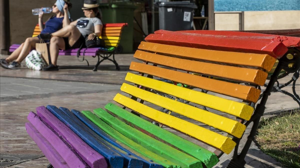 zentauroepp48809985 valencia 26 6 2019  sociedad  orgullo lgtbi  bancos en la pl190627171215