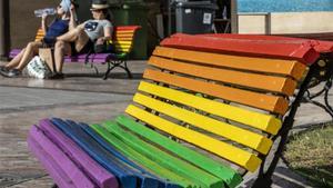 zentauroepp48809985 valencia 26 6 2019  sociedad  orgullo lgtbi  bancos en la pl190627171215