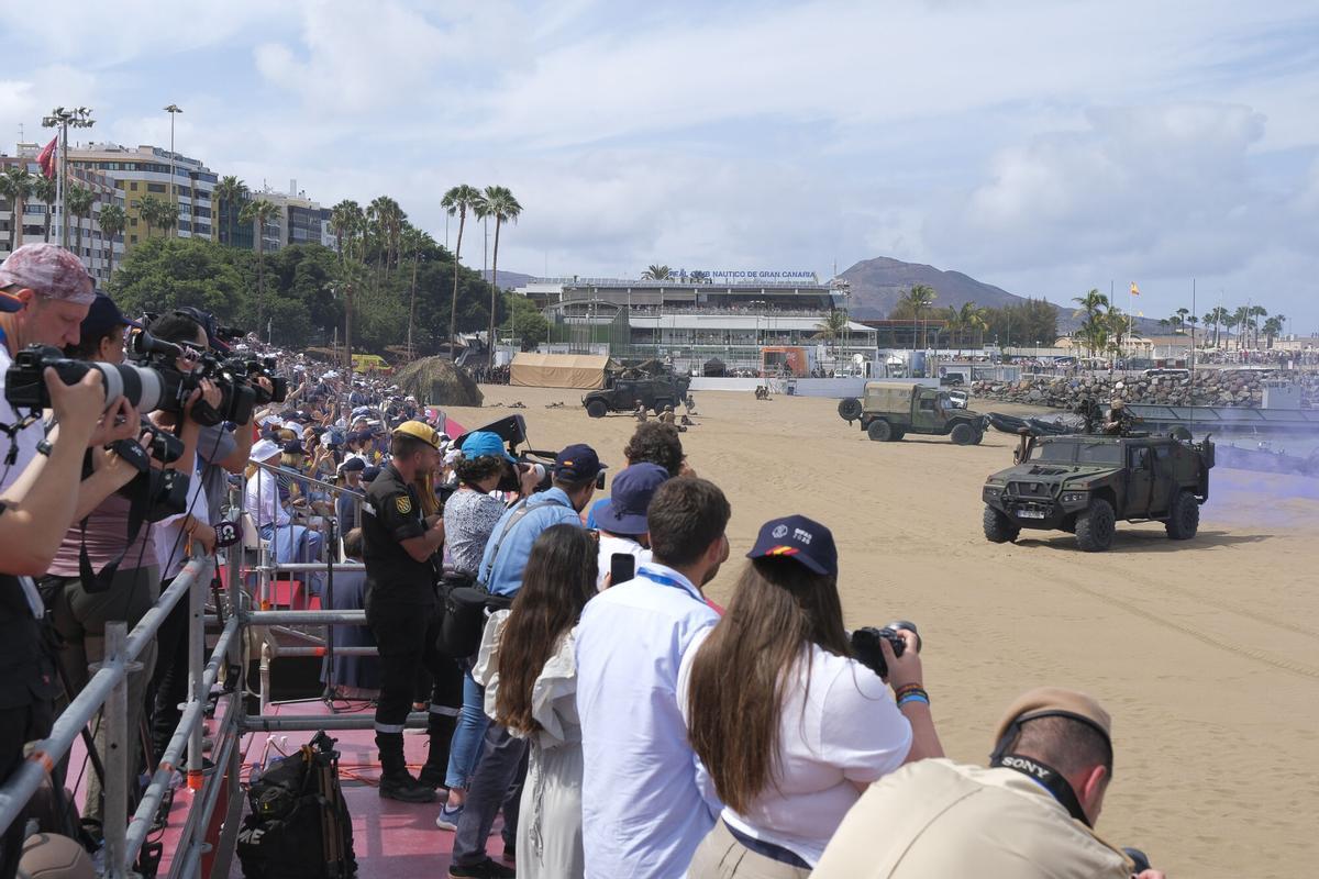 Exhibición por el Día de las Fuerzas Armadas, en la playa de Alcaravaneras Exhibición por el Día de las Fuerzas Armadas, en la playa de Alcaravaneras