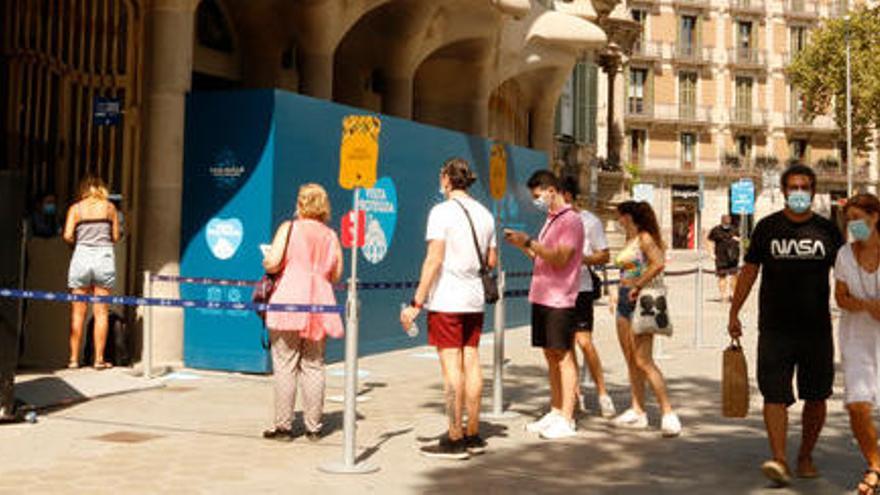 Cua per accedir a la Casa Batlló de Passeig de Gràcia |