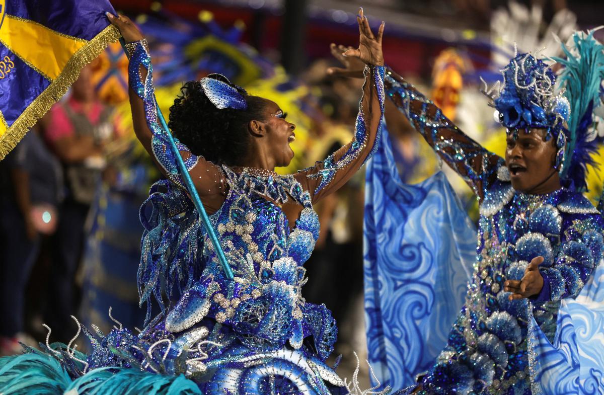 Dos participantes de la escuela de samba Unidos da Tijuca, en el Sambódromo de Río de Janeiro.