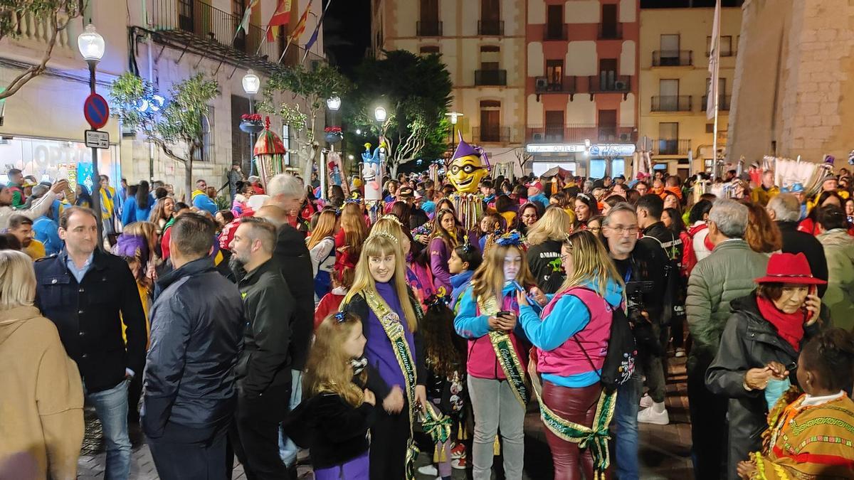 El primer gran desfile del Carnaval ha reunido a miles de comparsero, junto a los reyes y las reinas de las fiestas.