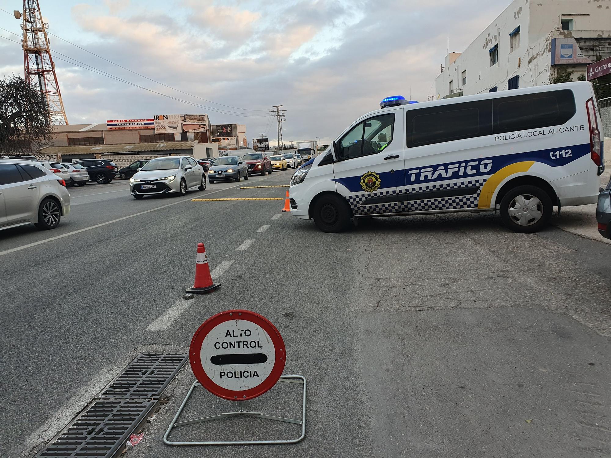 200 policías locales desplegados en un cruce de Alicante
