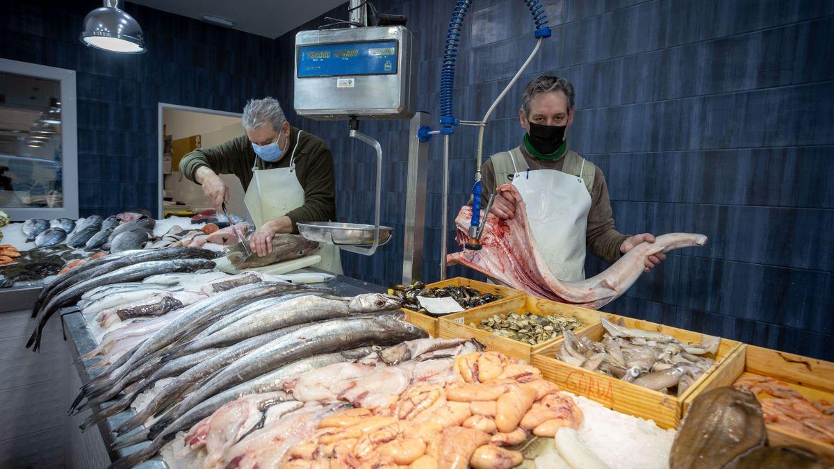 Los hermanos Sánchez Lázaro en su pescadería.