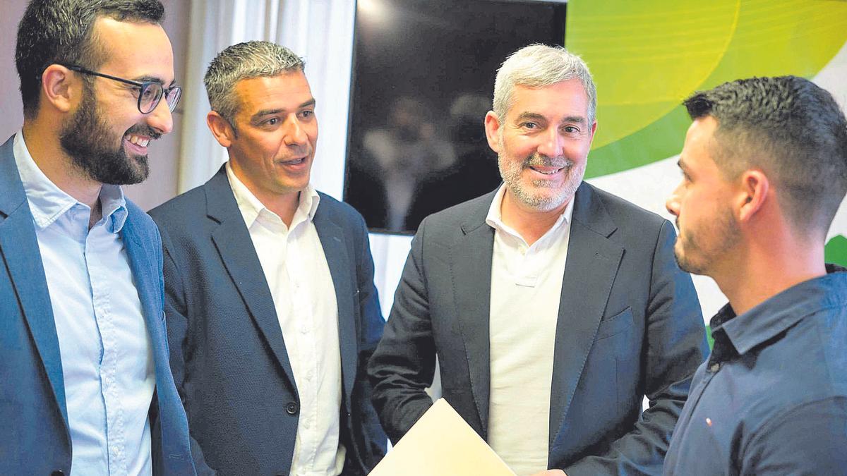 Firma del pacto por el Gobierno de Canarias