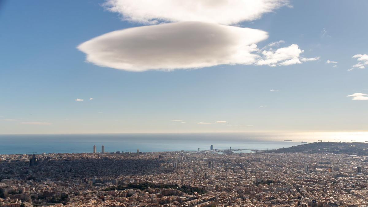 Nubes lenticulares sobre Barcelona.