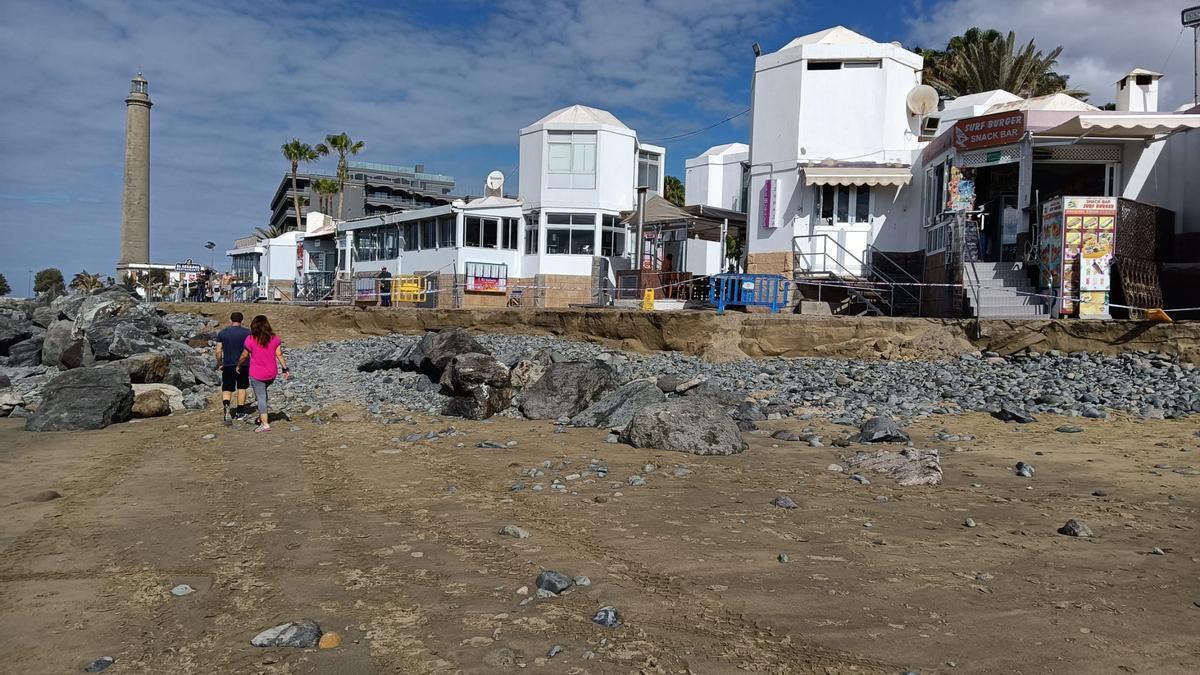 El mar vuelve a arrastrar arena y piedras de parte del paseo del Faro de Maspalomas