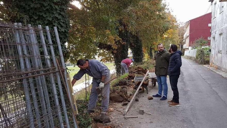 Cuiña y Vilariño supervisaron ayer las obras en la calle del barrio de Miraflores.