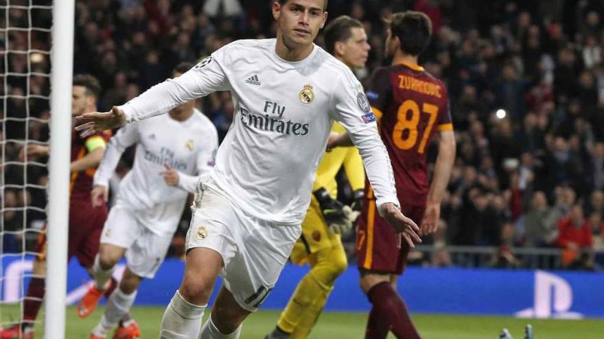 James celebra el gol en el Bernabéu ante el Roma.