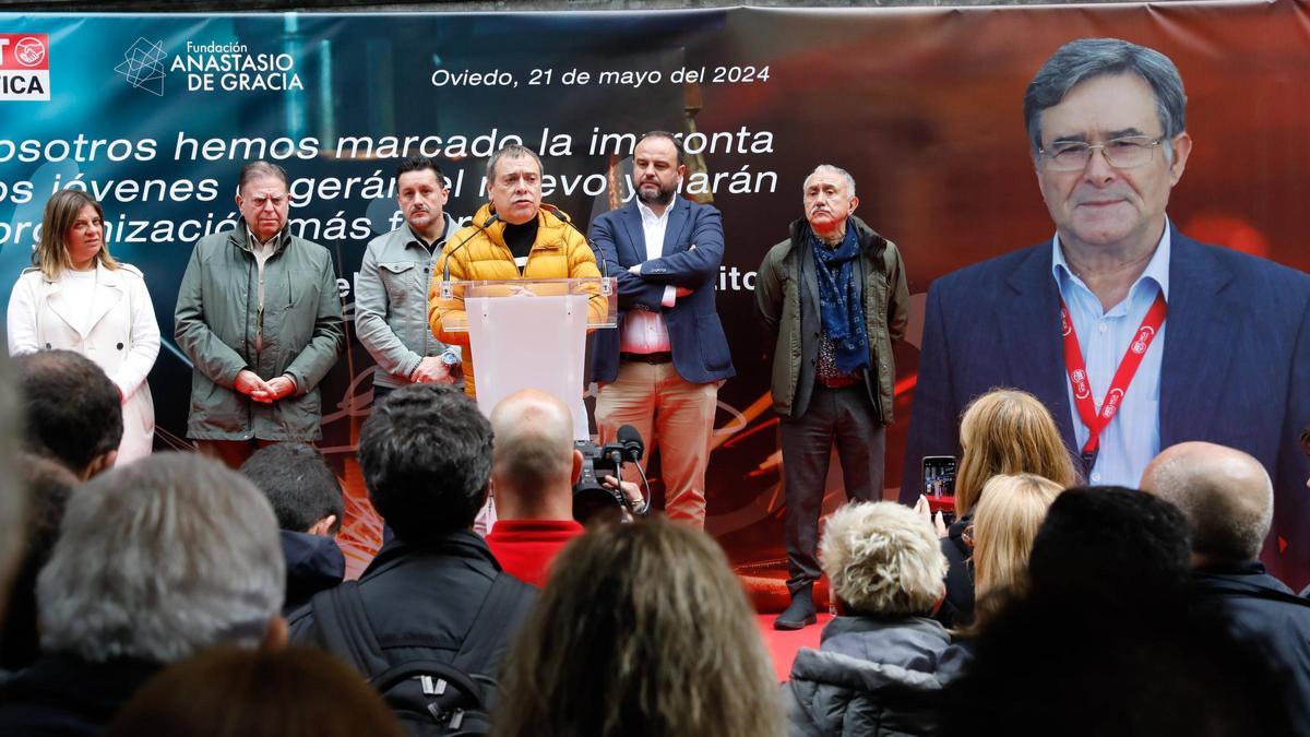 Por la izquierda, Gimena Llamedo, Alfredo_Canteli, Javier Fernández Lanero, Mariano_Hoya, Jenaro Martínez y Pepe Álvarez, durante el acto, presidido por un retrato de Manuel Fernández «Lito».