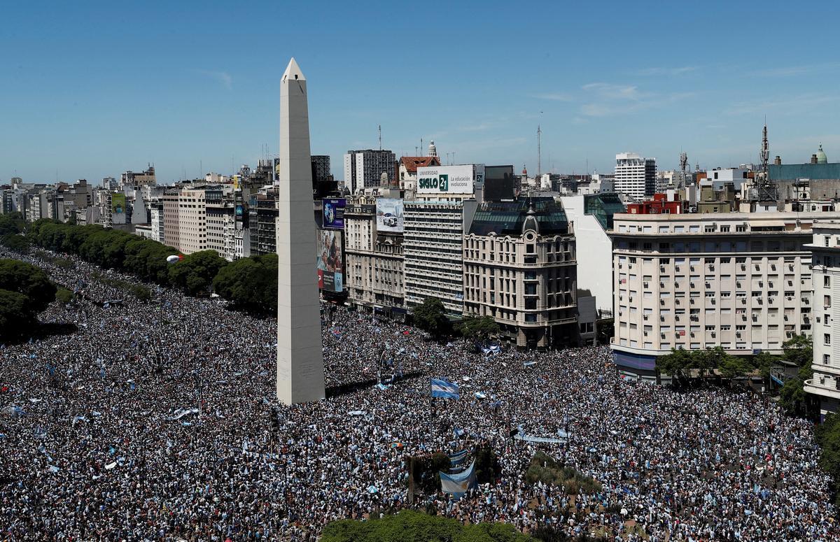 Miles de personas abarrotan las calles de Buenos Aires para celebrar la victoria en el mundial de Argentina.