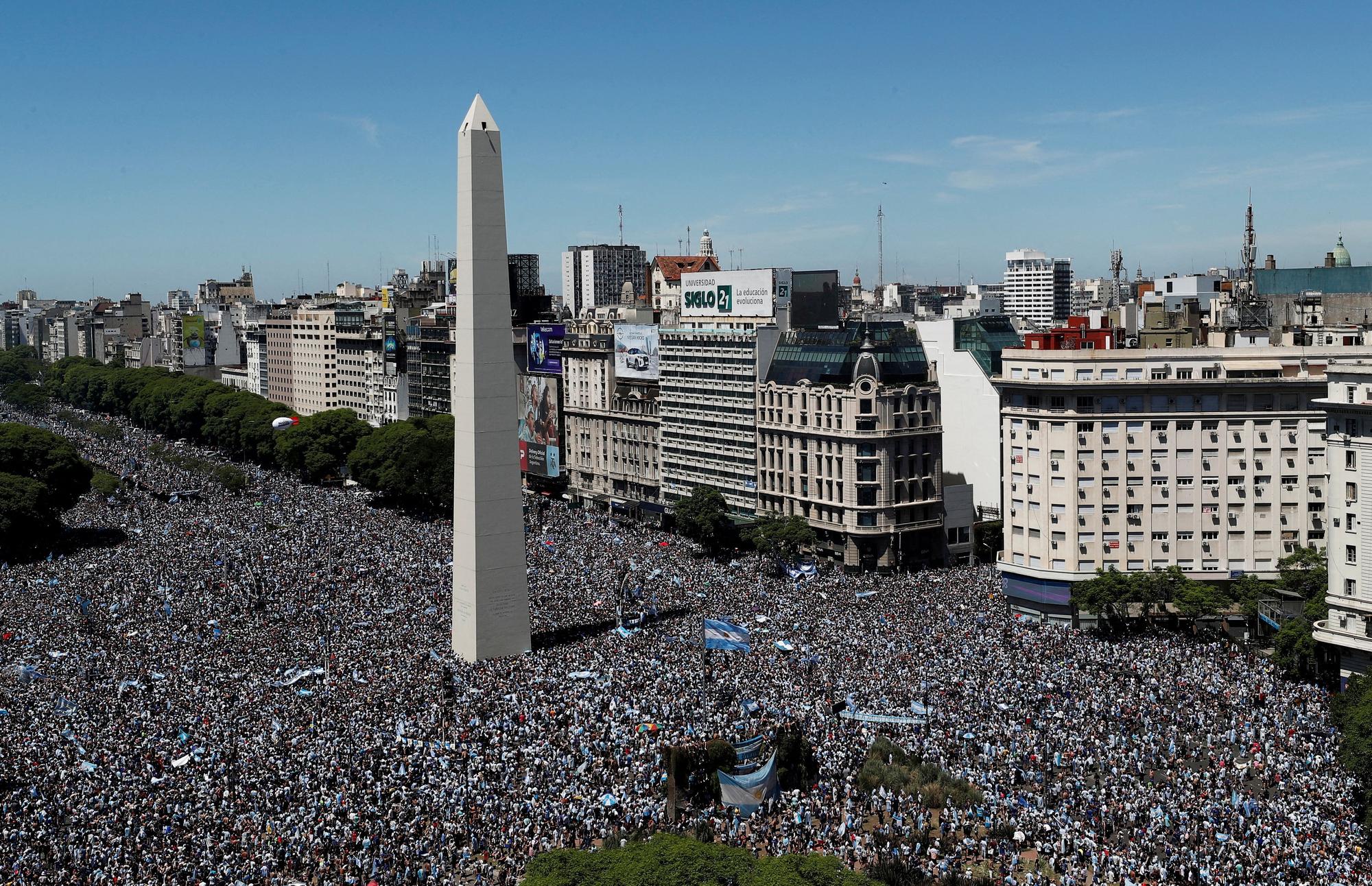 Miles de personas abarrotan las calles de Buenos Aires para celebrar la victoria en el mundial de Argentina.