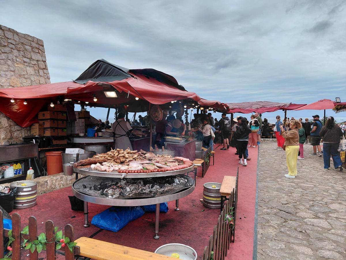 Comerciantes comenzando el desmontaje en la zona de el Baluarte de Santa Llúcia