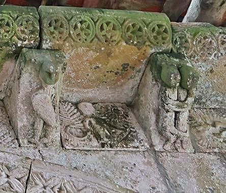 Detalle de una de las ornamentaciones de la zona superior del arco de entrada.