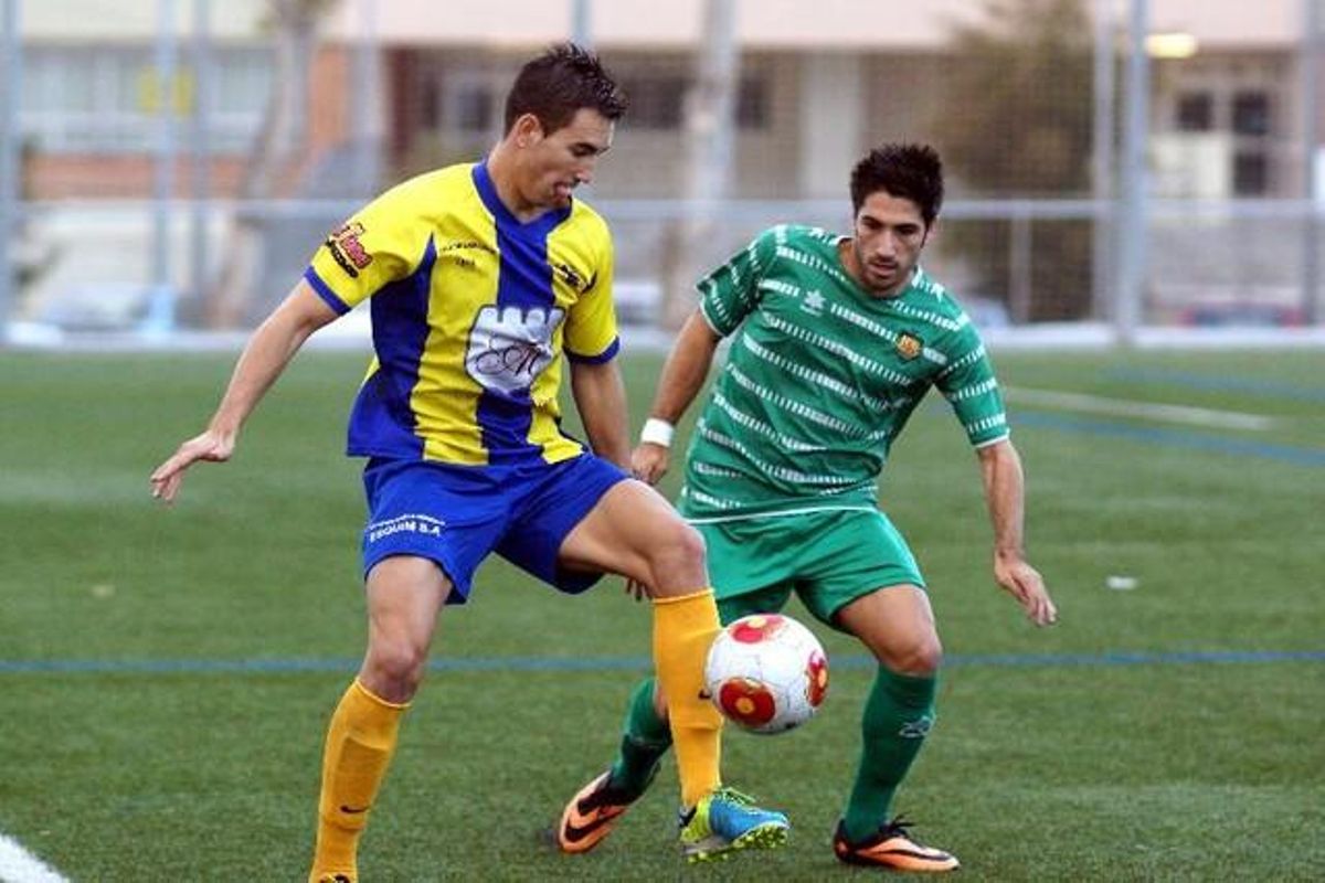Una jugada del partit entre la UE Cornellà i el Palamós CF. Una jugada del partit entre la UE Cornellà i el Palamós CF.