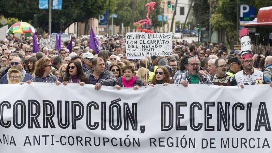 Miles de personas piden decencia en Murcia la víspera de que declare el presidente