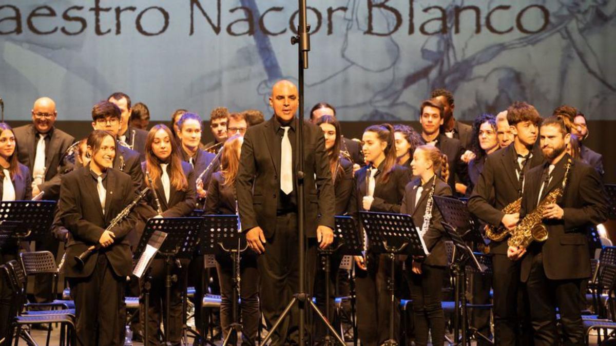 Los músicos de Nacor Blanco y su director Álvaro Lozano. | J.L.F.