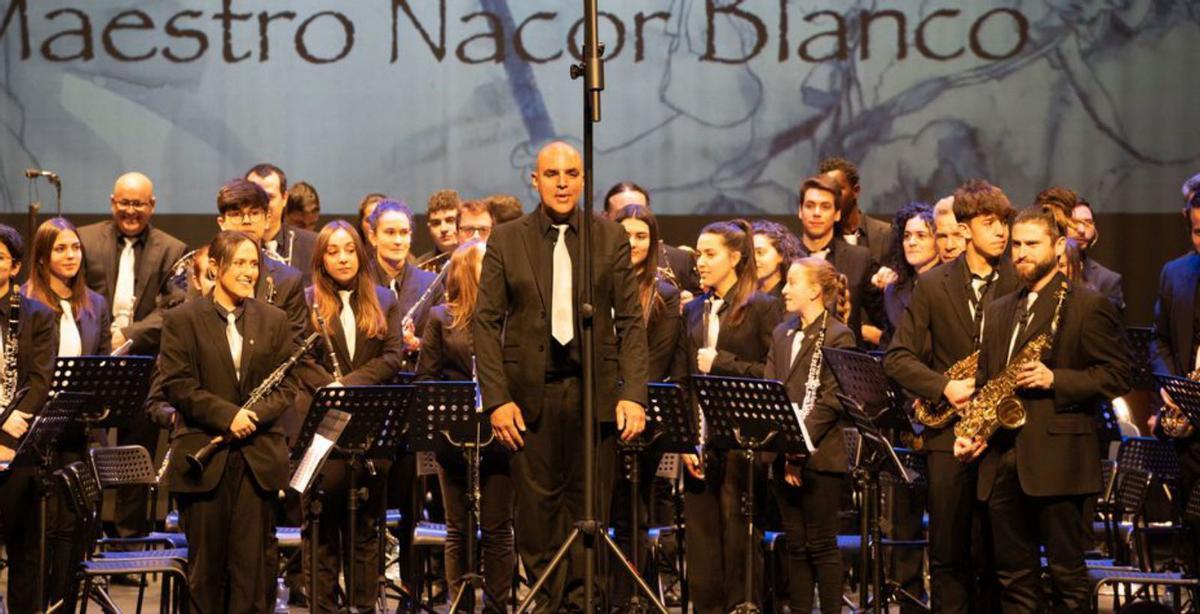 Los músicos de Nacor Blanco y su director Álvaro Lozano. | J.L.F.