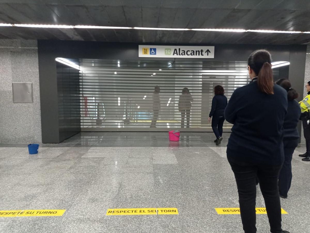 Las puertas de acceso al túnel cerradas con usuarios esperando