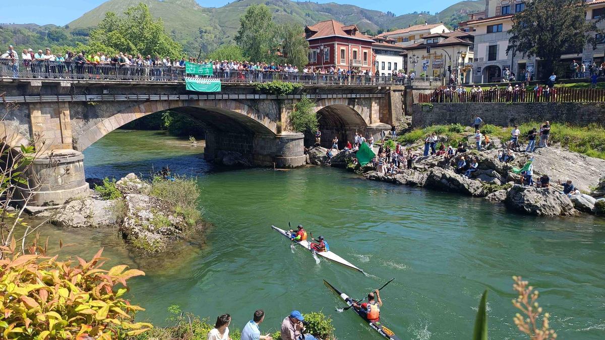 Ambiente de la prueba a su paso por Cangas de Onís.