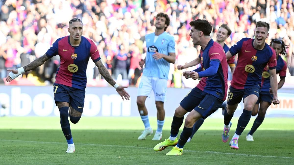 Pau Víctor se acerca a Raphinha para felicitarle por el gol.