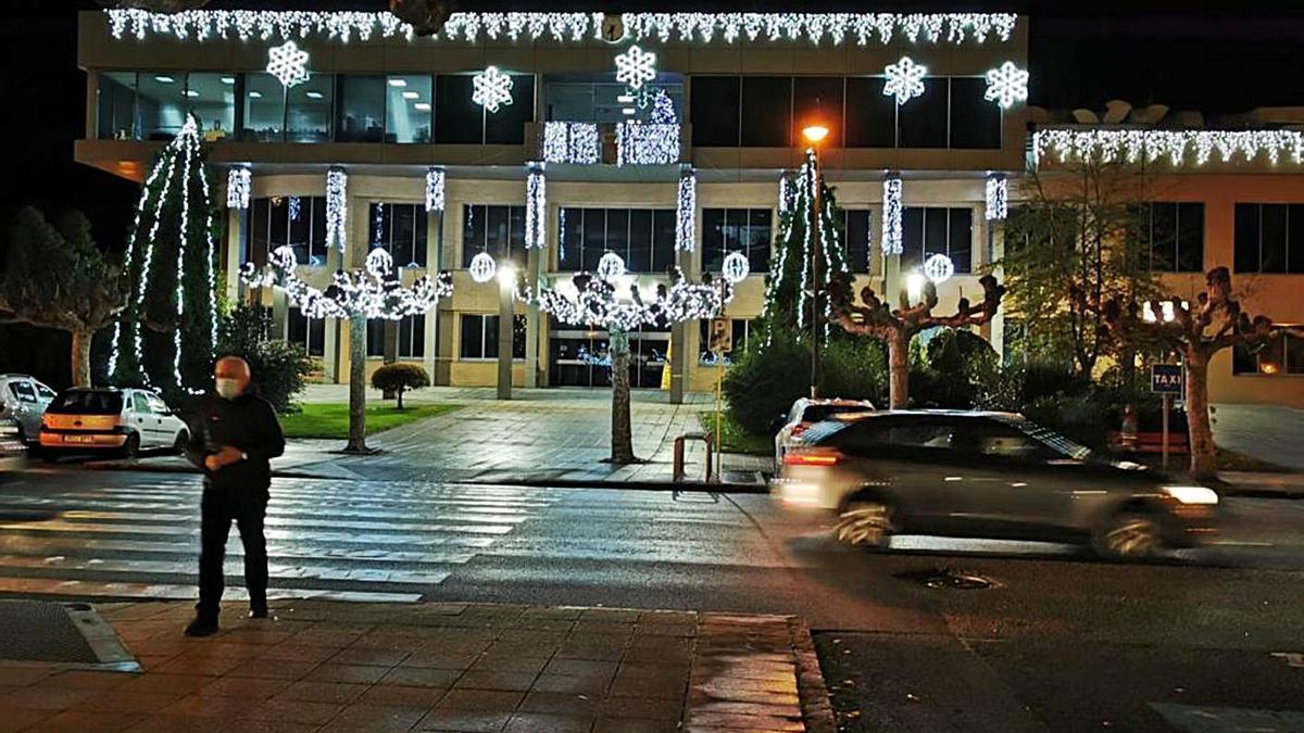 El Ayuntamiento de Castrillón, en Piedras Blancas, iluminado para la Navidad. | I. M.