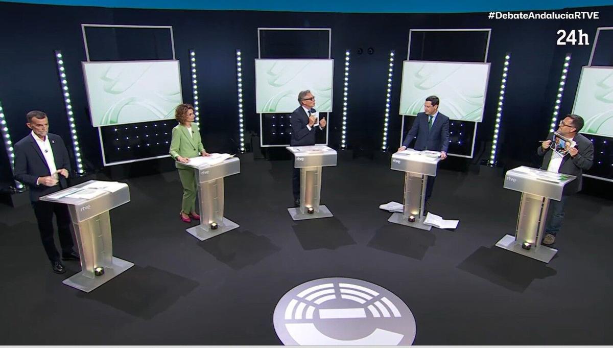 Los candidatos de los cinco partidos con representación parlamentaria -PP, PSOE, Vox, Por Andalucía y Adelante Andalucía- han llegado a la sede de la RTVE andaluza para participar este lunes en el debate que la radiotelevisión pública celebra con motivo de las elecciones autonómicas del 17 de mayo.
