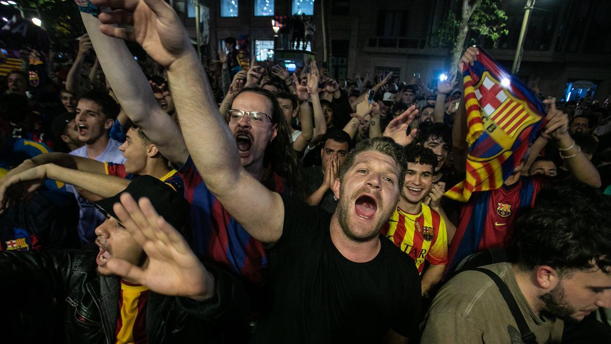 Afcionados  del FC Barcelona celebran el título de Liga de su equipo