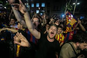 Afcionados  del FC Barcelona celebran el título de Liga de su equipo