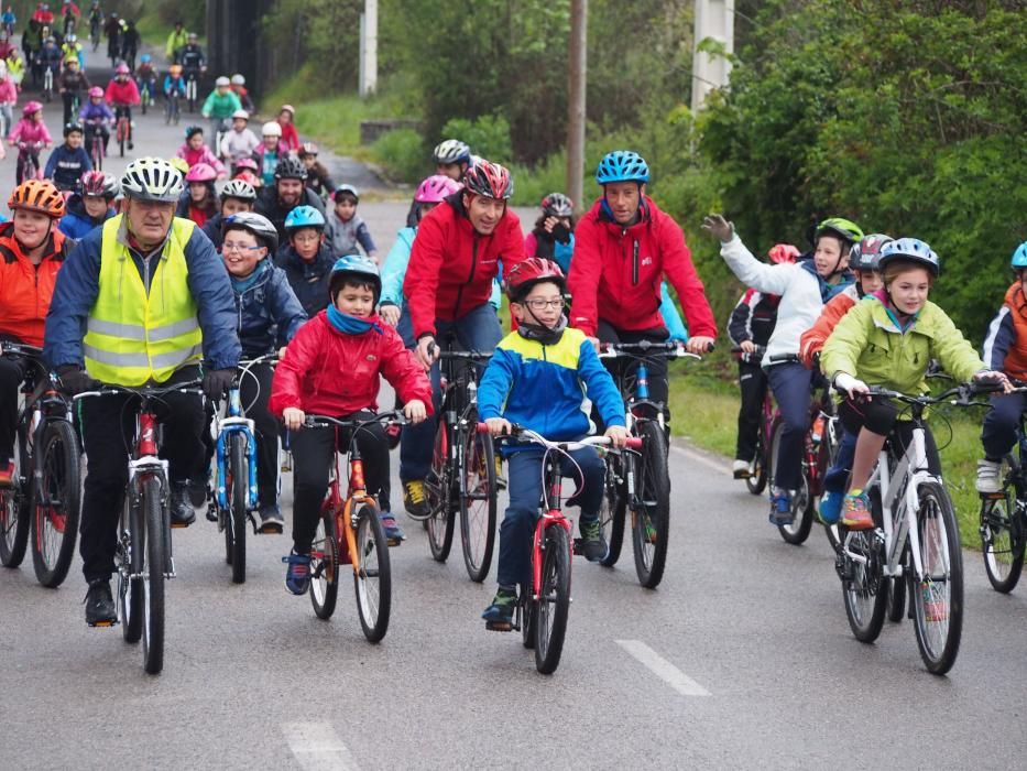 Los alumnos del Colegio Santa Bárbara de Lugones celebran el Día Mundial de la Bicicleta junto a Chechu Rubiera y Ángel García