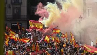 La manifestación contra la amnistía llena la plaza de Sant Jaume con proclamas contra Sánchez y Puigdemont