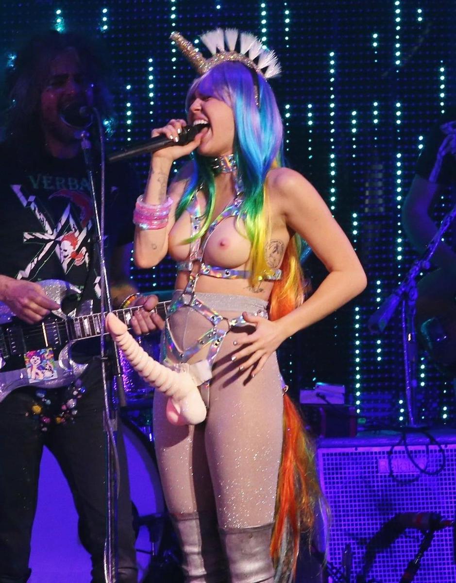 Miley Cyrus en concierto con los pechos al aire y pene de plástico