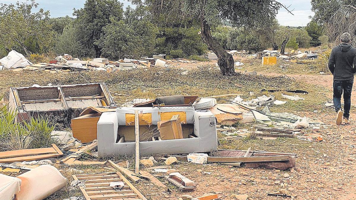 Seprona investiga el macrovertedero del Carmaday y ha apercibido a los propietarios del solar para limpiarlo.