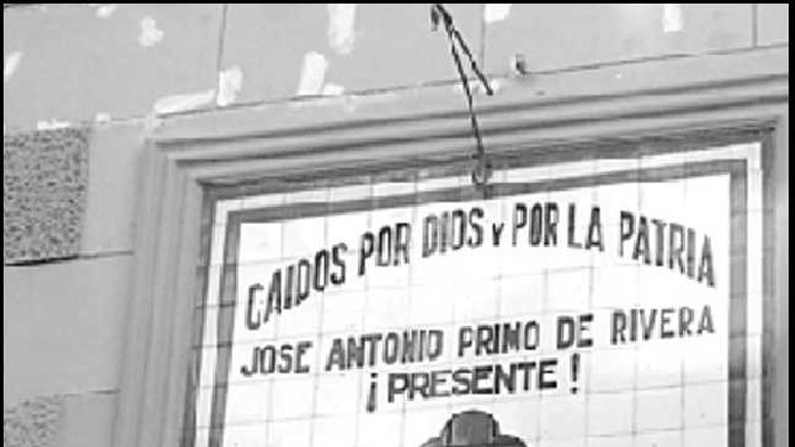 homenaje. 

Cruz a los caídos en la fachada de la parroquia de Rafelbunyol.