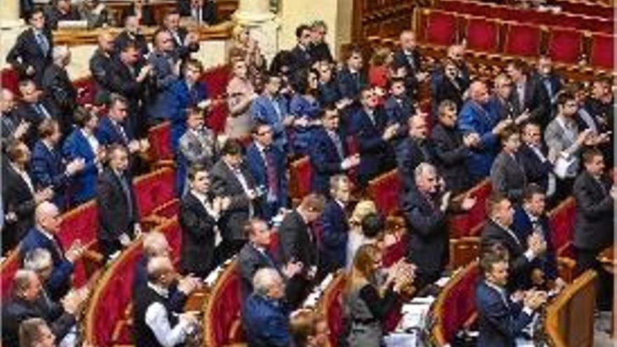 Els diputats de la Rada Suprema van aplaudir després de la votació.