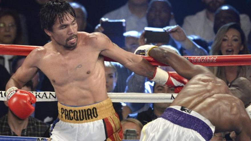 Bradley (d) y Pacquiao durante su combate en Las Vegas.