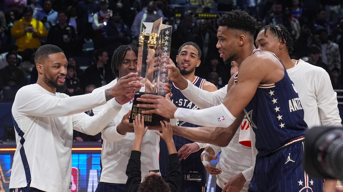 El equipo del Este, con Giannis Antetokounmpo, posa con el trofeo de ganador del partido 2024.