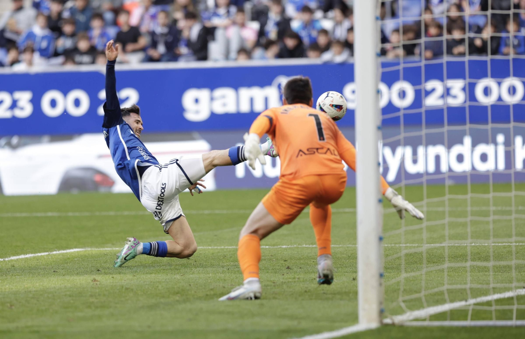 Alemão pega más duro y el Oviedo vuelve a ganar: 2-1