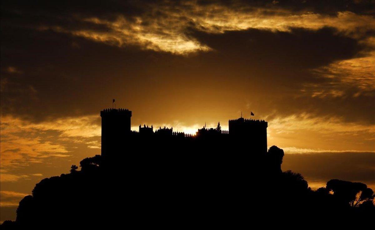 Atardecer sobre el castillo de Almodóvar del Río, también llamado castillo de la Floresta, situado en el monte El Redondo (Córdoba), en el primer día del otoño.