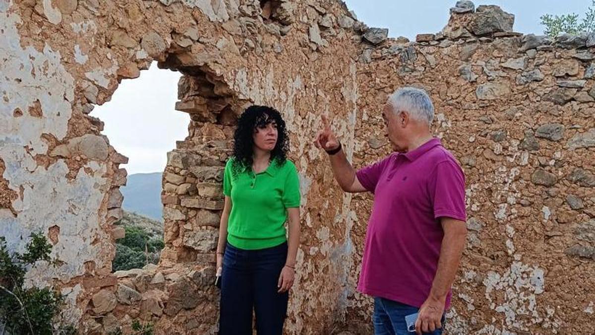 La alcaldesa y el concejal de Servicios Públicos comprueban algunos de los puntos más críticos del término municipal.
