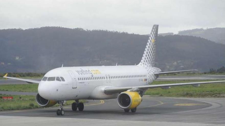 Avión de la compañía Vueling en el aeropuerto de Alvedro. / carlos pardellas