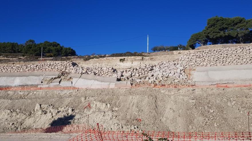 El tramo de muro que se ha hundido mide unos cien metros y es de grandes piedras de escollera.