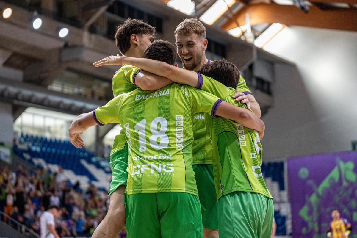 Los jugadores del Palma Futsal B celebran uno de los goles.