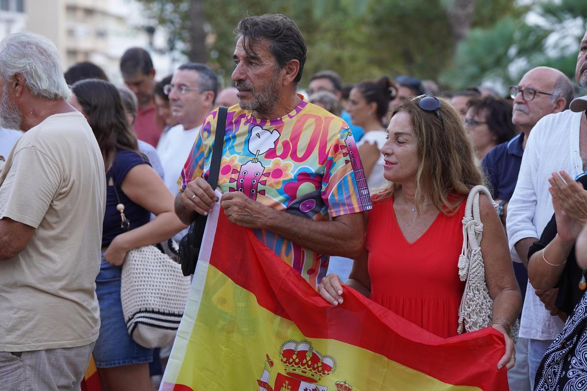 Mira las imágenes de la concentración en apoyo a Ceuta en Santa Eulària Mira las imágenes de la concentración en apoyo a Ceuta en Santa Eulària