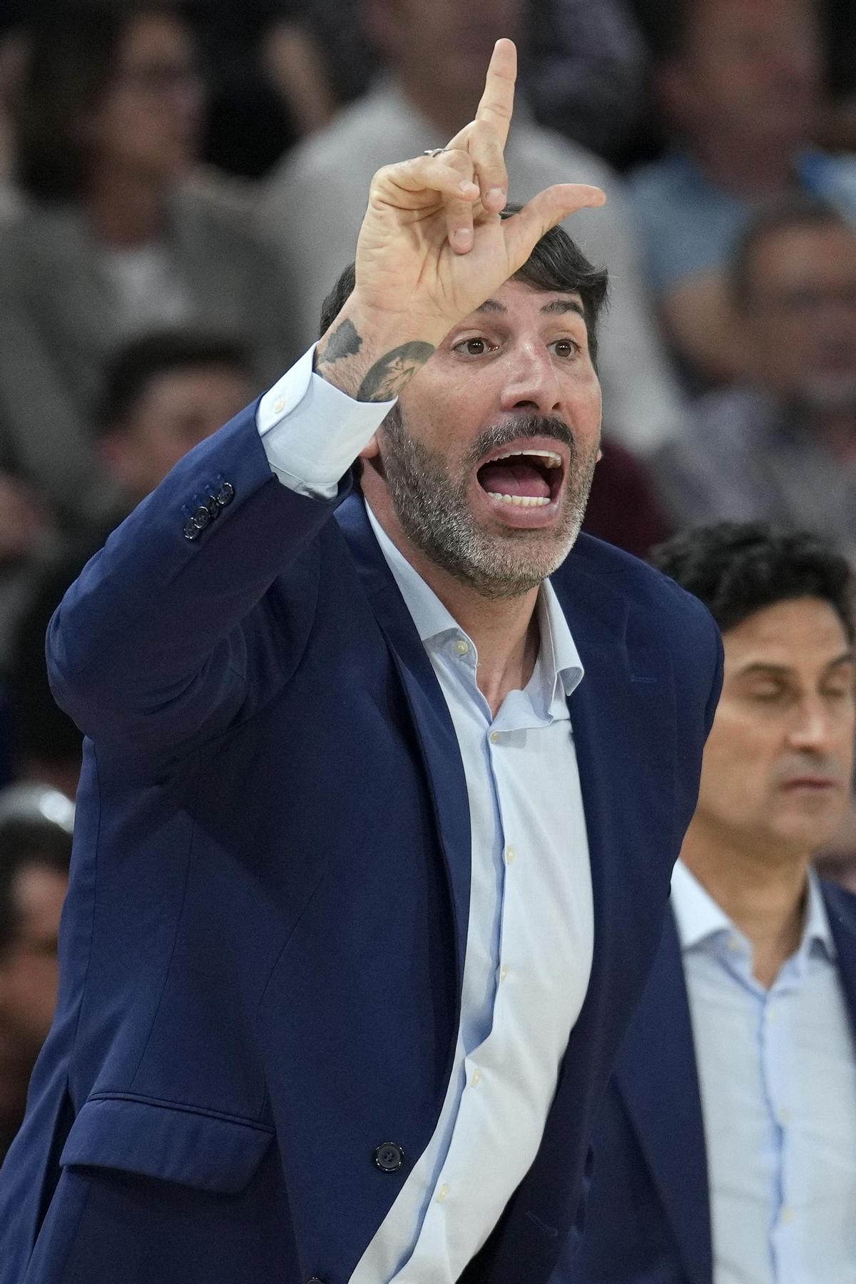 El entrenador del Valencia Basket, Álex Mumbrú, da indicaciones a sus jugadores en el Palau