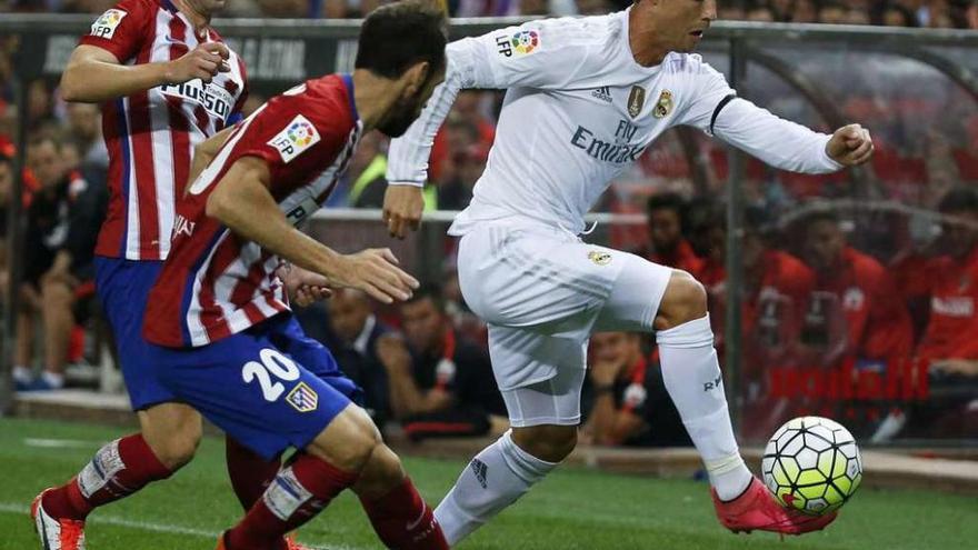Juanfran y Gabi presionan a Cristiano Ronaldo durante un partido en el Calderón. // A. Comas