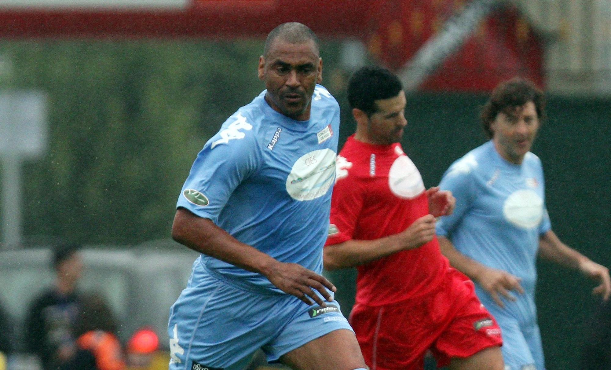 Si ha habido un jugador en el Celta cuyo peinado ha evolucionado hasta convertirse en alguien casi irreconocible, ese es Vicente Engonga. De aquel cardado con trenzas a media melena con el que llegó al club, hasta hoy, ha pasado por todo tipo de melenas, hasta preferir, como muestra en la actualidad, el pelo rapado.